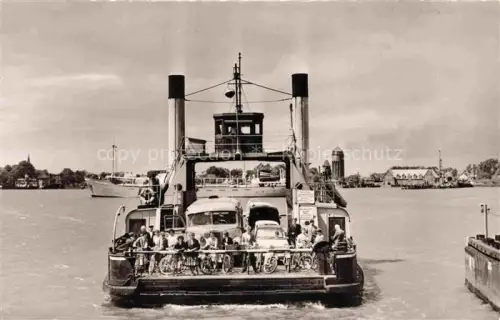 AK / Ansichtskarte Brunsbuettelkoog Faehre Elbe Schiff Autos Fahrraeder Passagiere Hafen