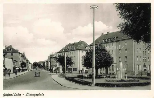 AK / Ansichtskarte GIEssEN  Lahn Ludwigsplatz Brunnen Strassenszene Wohngebaeude Automobil Laternen