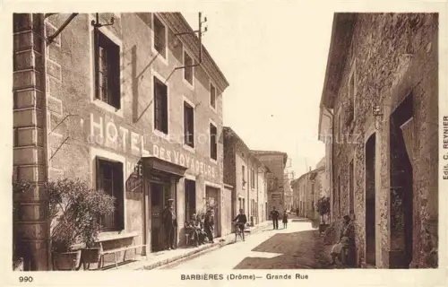 AK / Ansichtskarte Barbieres VALENCE 26 Drome Grande-Rue Hotel-des-Voyageurs Cafe Dorfstrasse Passanten Steingebaeude