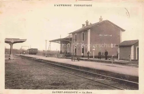 AK / Ansichtskarte Sauret-Besserve RIOM 63 Puy-de-Dome La-Gare Bahnhof Bahnsteig Eisenbahn Gueterwaggon Gleise