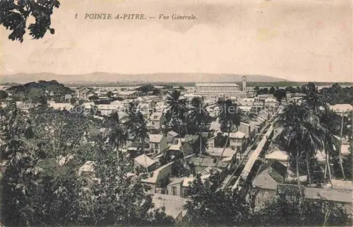 AK / Ansichtskarte Pointe a Pitre Guadeloupe Stadtansicht Palmen Tropenstadt Kirche Huegel Haeuser