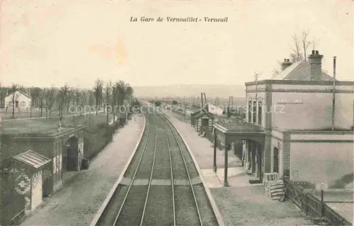 AK / Ansichtskarte Vernouillet Verneuil-sur-Seine 78 Yvelines La-Gare Bahnhof Bahnsteig Gleise Bahnhofsgebaeude