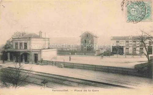 AK / Ansichtskarte Vernouillet Verneuil-sur-Seine 78 Yvelines Place-de-la-Gare Bahnhof Café Gleise Bahnhofsplatz Passanten