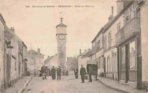 AK / Ansichtskarte Freneuse Mantes-la-Jolie 78 Yvelines Place-de-l Horloge Uhrturm Café-du-Commerce Strassenszene Passanten