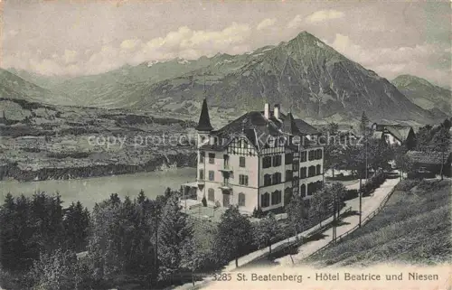 AK / Ansichtskarte St Beatenberg BE Hôtel-Beatrice Niesen Thunersee Bergpanorama Wald Strasse
