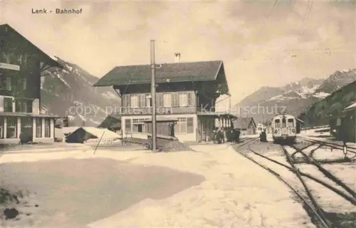 AK / Ansichtskarte Lenk Simmental BE Bahnhof Eisenbahn Triebwagen Schnee Berglandschaft Winter Gleis