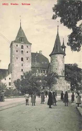 AK / Ansichtskarte Nidau Niedau Bielersee Lac de Bienne BE Schloss Turm Kinder Strassenszene Baeume mittelalterliches-Gebaeude