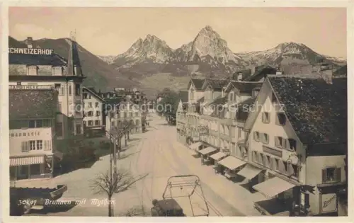 AK / Ansichtskarte Brunnen  SZ Mythen Schweizerhof Hauptstrasse Apotheke Pharmacie Strassenbahn Geschaefte
