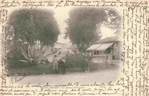 AK / Ansichtskarte Saint-Amand-Montrond Saint-Amand-Mont-Rond 18 Cher Gare Bahnhof Baeume Allee Kiosk Personen Eingang