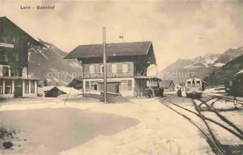 AK / Ansichtskarte Lenk Simmental BE Bahnhof Eisenbahn Zug Schnee Winter Berge Bahnsteig
