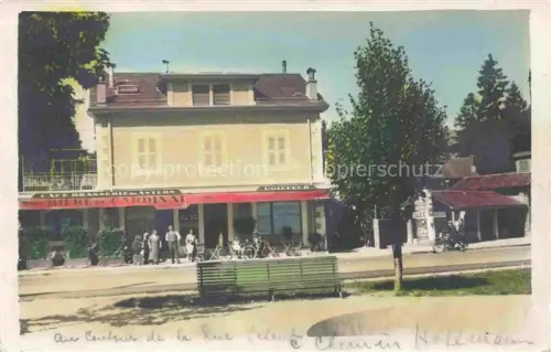 AK / Ansichtskarte GENEVE Genf GE Rue-Schaub Café-Brasserie Bière-du-Cardinal Coiffeur Terrasse Baeume Bank Strassenecke