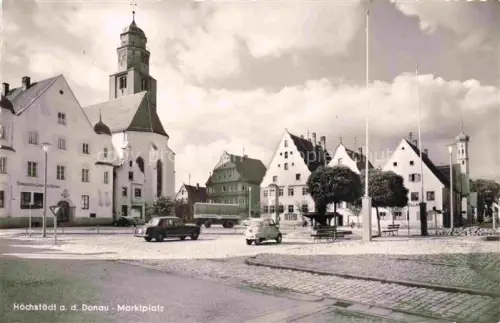 AK / Ansichtskarte Hoechstaedt Donau Dillingen Bayern Marktplatz Kirche Kirchturm Rathaus Brunnen Autos Kopfsteinpflaster