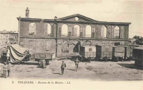 AK / Ansichtskarte VOUZIERS Aisne 08 Ardennes Ruines-de-la-Mairie Mairie Ruinen Kriegsschaeden Lastwagen Soldaten Fensterboegen