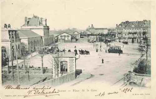 AK / Ansichtskarte SEDAN 08 Ardennes Place-de-la-Gare Bahnhofsvorplatz Strassenbahn Pferdekutschen Passanten Bahnhof Laternen
