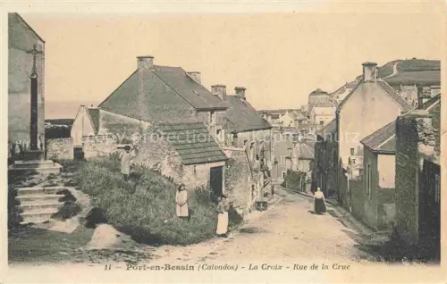AK / Ansichtskarte Port-en-Bessin-Huppain BAYEUX 14 Calvados La-Croix Rue-de-la-Crue Gasse Steinhauser Frauen Kreuz Dorf