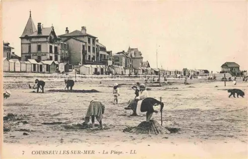 AK / Ansichtskarte Courseulles-sur-Mer CAEN 14 Calvados La-Plage Badegaeste Strandhaeuschen Villen Meer Ebbe Kinder