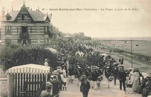 AK / Ansichtskarte Saint-Aubin-sur-Mer CAEN 14 Calvados La-Digue Festumzug Musikkapelle Dike Meer Strandkoerbe Promenade Festtag