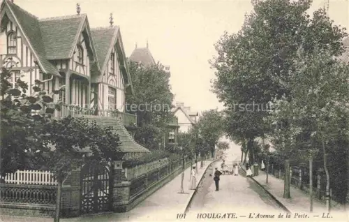 AK / Ansichtskarte HOULGATE Lisieux 14 Calvados Avenue-de-la-Poste Villen Fachwerk Allee Passanten Baeume