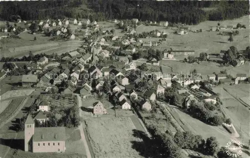 AK / Ansichtskarte Bischofsgruen Bayreuth Bayern Fichtelgebirge Luftbild Dorf Kirche Felder Wald Hoehenort