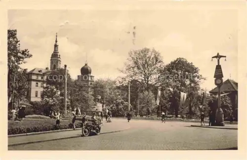 AK / Ansichtskarte Greiz Thueringen Friedensbruecke Kirchturm Motorrad Fahrraeder Passanten Park Flaggen