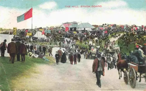 AK / Ansichtskarte Epsom Downs Ewell Surrey UK The-Hill Volksmenge Pferderennen Festplatz Fahnenmast Wagen Staende