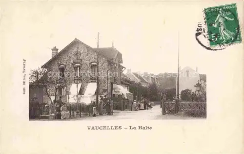 AK / Ansichtskarte Taverny PONTOISE 95 Val-d Oise La-Halte Bahnhaltestelle Haeuser Passanten Zaun Dorfstrasse Vaucelles