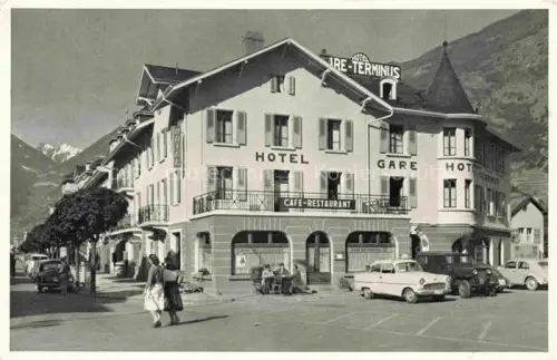 AK / Ansichtskarte MARTIGNY  Martinaco VS Hôtel-Gare-Terminus Café-Restaurant Berge Autos Passanten Strasse Alpen