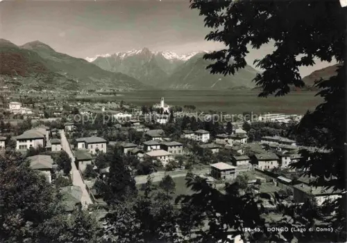 AK / Ansichtskarte Dongo Lago di Como Lombardia IT Lago-di-Como Ortspanorama Berge Alpen Kirche Haeuser Wald See
