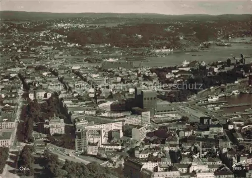 AK / Ansichtskarte OSLO  Norge Fliegeraufnahme Hafen Fjord Stadtpanorama Rathaus Schiffe Innenstadt Luftbild