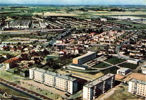 AK / Ansichtskarte Venissieux LYON 69 Rhone Fliegeraufnahme Vue-générale-aérienne Usines-Berliet Wohnhochhaeuser Siedlung Fabrik Felder