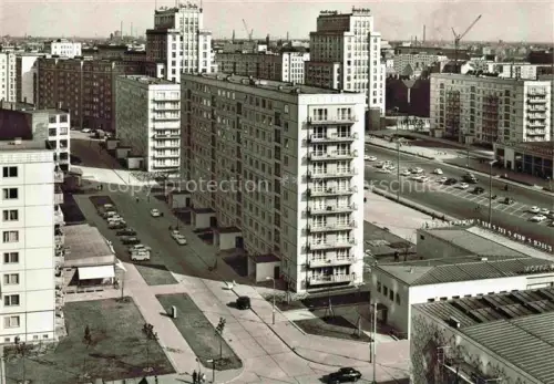 AK / Ansichtskarte BERLIN  CITY Straussberger-Platz Hochhaeuser Wohnbauten Ost-Berlin Plattenbau Strasse Autos Krane