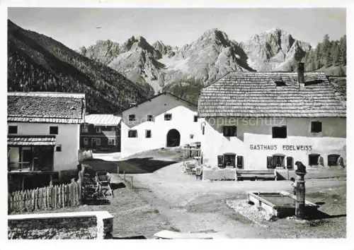 AK / Ansichtskarte Scarl Val S Charl GR Gasthaus-Edelweiss Dorfplatz Pisocgruppe Bergmassiv Brunnen Alpenort