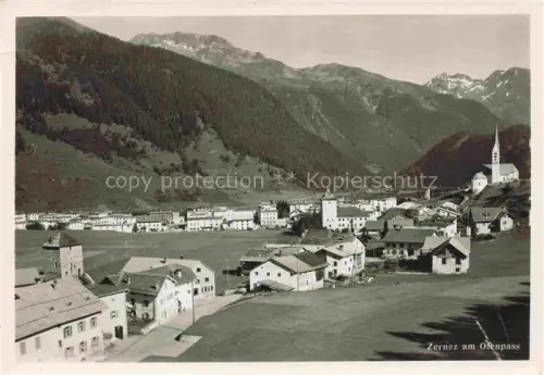 AK / Ansichtskarte Zernez GR Ofenpass Alpendorf Kirche Bergtal Wohnhaeuser Wiesen