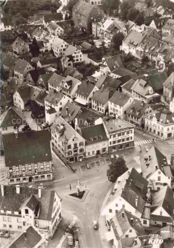 AK / Ansichtskarte Tettnang Bodenseekreis BW Fliegeraufnahme Marktplatz Fachwerkhaus Strassenkreuzung Brunnen Wohnhaeuser