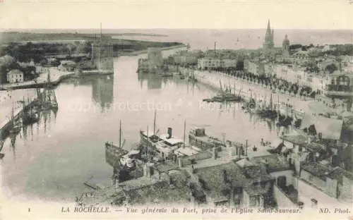 AK / Ansichtskarte LA ROCHELLE 17 Charente-Maritime Port Hafen Segelboote Dampfschiff Kirche Eglise-Saint-Sauveur Tour-de-la-Chaine Stadtpanorama Fliegeraufnahme