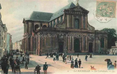AK / Ansichtskarte LA ROCHELLE 17 Charente-Maritime Cathedrale Kirchenfassade Strassenszene Passanten Handkoloriert Rue-du-Faubourg-St-Honore Strassenbahn