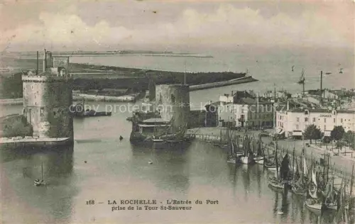 AK / Ansichtskarte LA ROCHELLE 17 Charente-Maritime Hafeneinfahrt Tour-St-Nicolas Tour-de-la-Chaine Segelboote Mole Kuestenpanorama Fliegeraufnahme Schwarzwaldstrasse