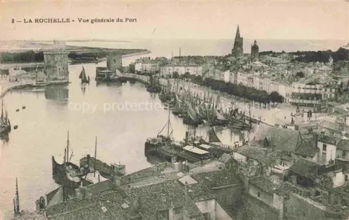 AK / Ansichtskarte LA ROCHELLE 17 Charente-Maritime Port Hafen Segelboote Kirchturm Tour-St-Nicolas Tour-de-la-Chaine Stadtansicht Fliegeraufnahme