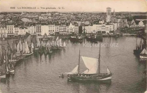 AK / Ansichtskarte LA ROCHELLE 17 Charente-Maritime Hafen Segelboote Stadtpanorama Kirchturm Quai Fischerboote