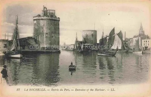 AK / Ansichtskarte LA ROCHELLE 17 Charente-Maritime Tour-St-Nicolas Tour-de-la-Chaine Hafeneinfahrt Segelboote Ruderboot Kirchturm