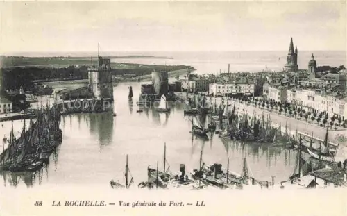 AK / Ansichtskarte LA ROCHELLE 17 Charente-Maritime Port Hafen Segelboote Dampfschiff Tour-St-Nicolas Tour-de-la-Chaine Kirchturm Kuestenpanorama