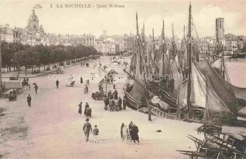AK / Ansichtskarte LA ROCHELLE 17 Charente-Maritime Quai-Wilson Segelboote Hafenkai Strassenszene Passanten Kirchturm Allee Baeume