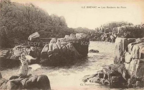 AK / Ansichtskarte Ile-de-Brehat Saint-Brieuc 22 Cotes-d Armor Rochers-du-Paon Felsen Kueste Meer Frau Wellen