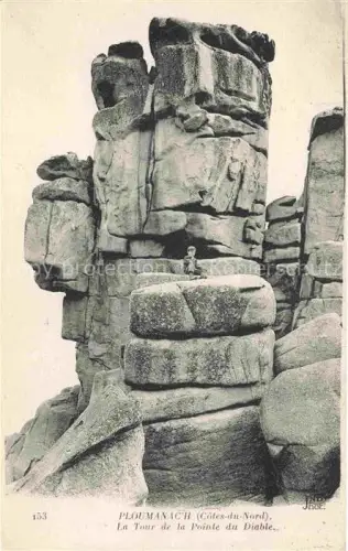 AK / Ansichtskarte Ploumanach Ploumanac h Perros-Guirec LANNION 22 Cotes-d Armor Tour-de-la-Pointe-du-Diable Felsen Granitfelsen Kuestenoberflaeche Person Meer