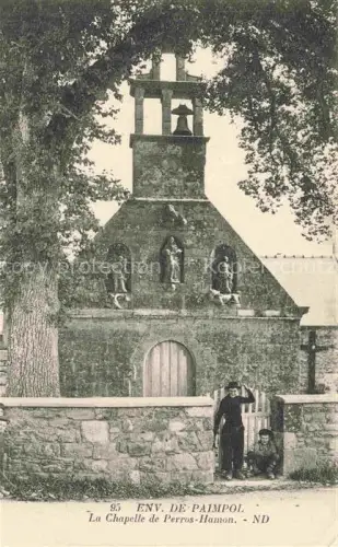 AK / Ansichtskarte Perros-Hamon (Chapelle) PAIMPOL Saint-Brieuc 22 Cotes-d Armor Chapelle-de-Perros-Hamon Glockenturm Steinkirche Heiligenfiguren Maenner Baeume Kruzifix