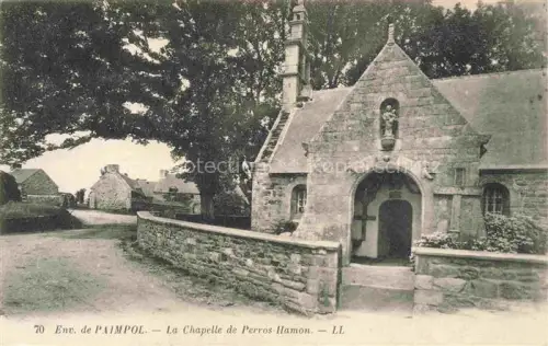 AK / Ansichtskarte Perros-Hamon (Chapelle) PAIMPOL Saint-Brieuc 22 Cotes-d Armor Chapelle-de-Perros-Hamon Steinkirche Heiligenfigur Eingang Baeume Haeuser Mauer Dorfstrasse