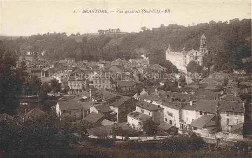 AK / Ansichtskarte Brantome Perigueux 24 Dordogne Altstadt Daecher Kirche Huegel Wald Panorama Kloster