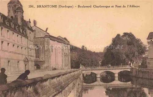 AK / Ansichtskarte Brantome Perigueux 24 Dordogne Boulevard-Charlemagne Pont-de-l Abbaye Dronne Abbaye Bruecke Fluss Promenade