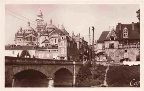 AK / Ansichtskarte PERIGUEUX 24 Dordogne Cathédrale-Saint-Front Kuppeln Bruecke Fluss Altstadt Haeuser