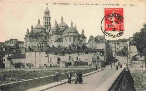 AK / Ansichtskarte PERIGUEUX 24 Dordogne Pont-des-Barris Cathédrale-Saint-Front Kuppeln Bruecke Passanten Altstadt